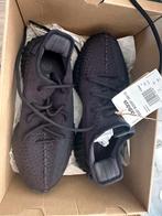 originele Adidas Yeezy Boost 350 V2 in de kleur Triple Black, Kleding | Heren, Schoenen, Ophalen of Verzenden, Nieuw, Zwart