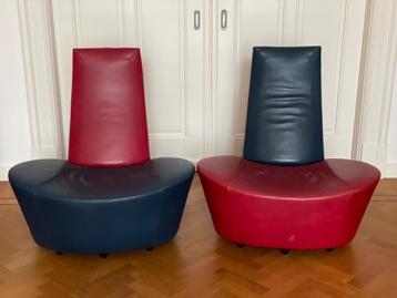 twee Montis leren design fauteuils in kleuren rood en blauw beschikbaar voor biedingen