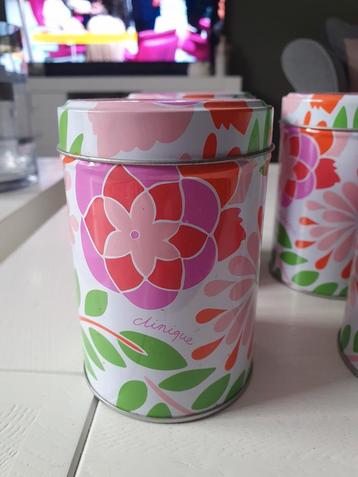 Clinique blikjes met bloemetjes beschikbaar voor biedingen