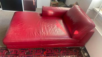 Rode leren chaise lounge met kussen