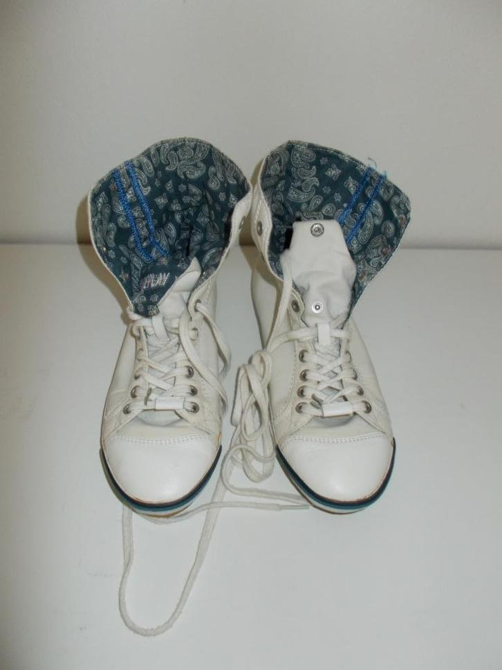 Mooie witte Dames sportschoen, Kleding | Dames, Schoenen, Zo goed als nieuw, Sportschoenen, Wit, Ophalen of Verzenden