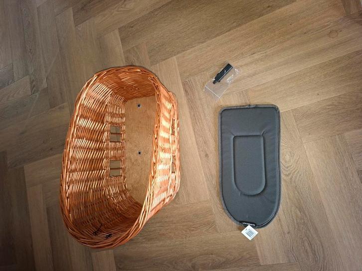 Basil Pasja Hondenmand Fiets - Rieten Mand met Kussen, Dieren en Toebehoren, Hondenmanden, Nieuw, Riet, Ophalen of Verzenden