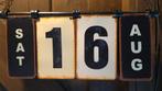 Vintage metalen omslag kalender aan ketting., Ophalen of Verzenden, Zo goed als nieuw