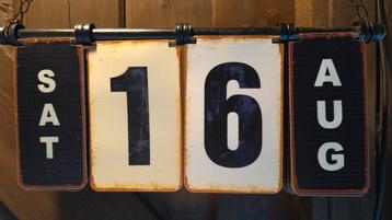 Vintage metalen omslag kalender aan ketting. beschikbaar voor biedingen