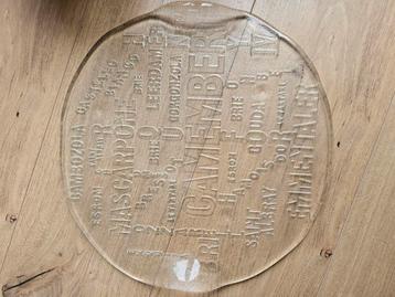 Glazen kaasbord beschikbaar voor biedingen