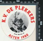 Sticker: KV De Plekkers - Prins Martien II 1980 - Asten, Verzamelen, Stickers, Verzenden, Zo goed als nieuw, Bedrijf of Vereniging