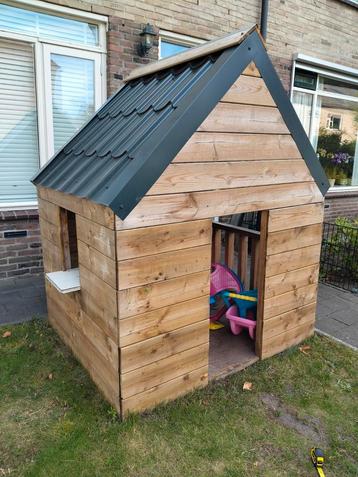 Houten speelhuisje  beschikbaar voor biedingen