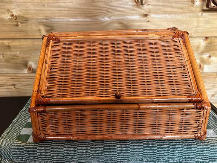 Rieten vakkenmand, bestekmand mand met klep en vakken, Antiek en Kunst, Curiosa en Brocante, Ophalen