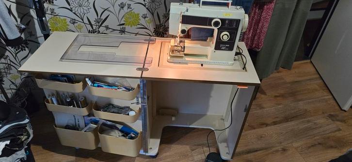 Naaimachine Riccar stretch in handige kast, Hobby en Vrije tijd, Naaimachines en Toebehoren, Gebruikt, Naaimachine, Overige merken