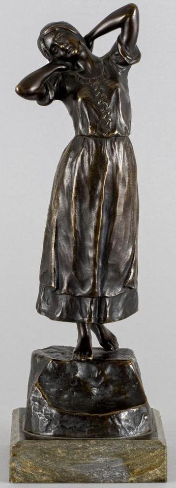 BRONS=====F. Kucharzyk 1880-1930== staand meisje== beschikbaar voor biedingen