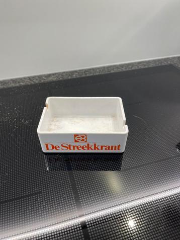 Een oude asbak van de Streekkrant beschikbaar voor biedingen