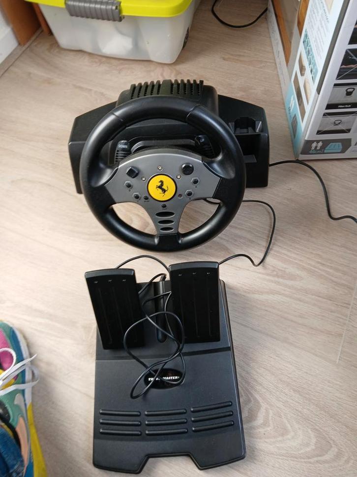 Thrustmaster Ferrari Racing Wheel - Voor Sega dreamcast, Spelcomputers en Games, Spelcomputers | Overige Accessoires, Zo goed als nieuw