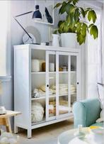 Twee Hemnes vitrinekasten met glazen schuifdeuren, Ophalen, Met plank(en), Gebruikt, 100 tot 150 cm