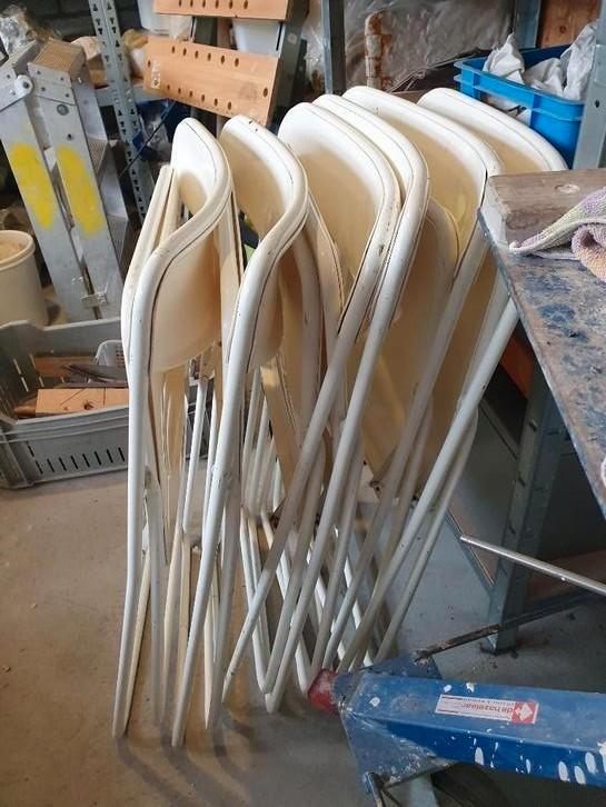 Vintage witte klapstoelen, Huis en Inrichting, Stoelen, Zo goed als nieuw, Vijf, Zes of meer stoelen, Kunststof, Metaal, Wit, Ophalen