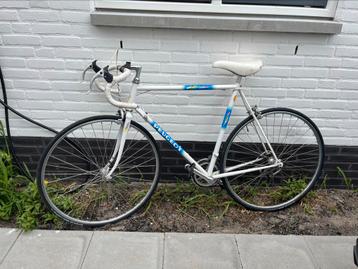 Oude retro peugeot racefiets beschikbaar voor biedingen