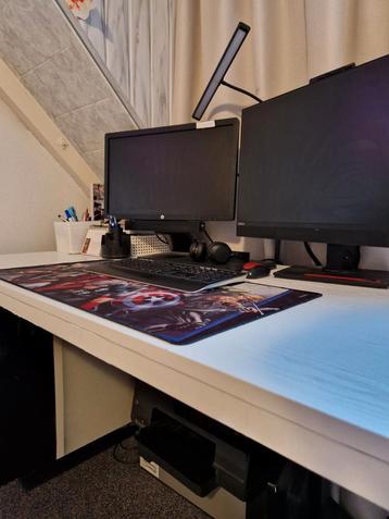 Stevig bureau met wit beschermvel