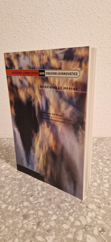 SUCCESVOL LEIDINGGEVEN AAN ONDERWIJSINNOVATIES, Boeken, Studieboeken en Cursussen, Zo goed als nieuw, WO, Ophalen of Verzenden