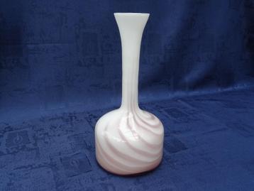 vintage opaline glass vase beschikbaar voor biedingen