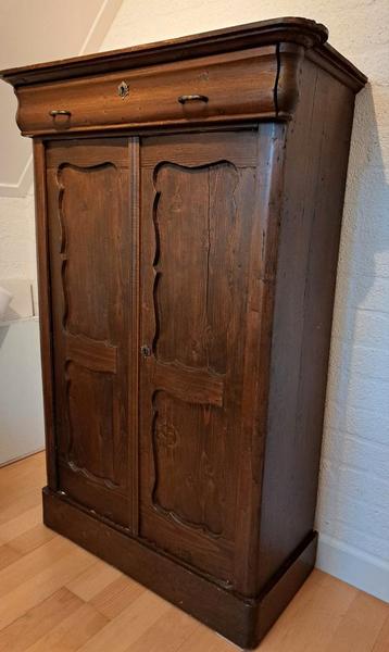 Brocante meidenkast beschikbaar voor biedingen