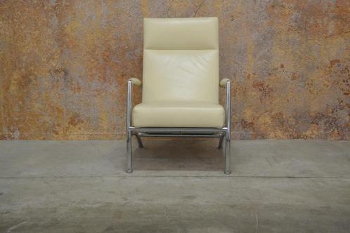 ZGANieuw witte leren Leolux Helical design fauteuil + poef, Huis en Inrichting, Fauteuils, Zo goed als nieuw, Leer, 50 tot 75 cm