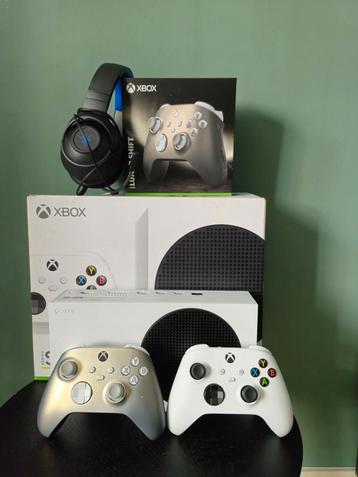 Xbox met controllers en een headset beschikbaar voor biedingen