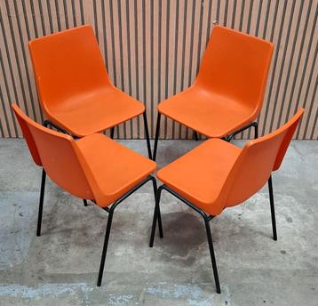 35 x Vintage kunststof kuipstoelen design stoelen kantine beschikbaar voor biedingen
