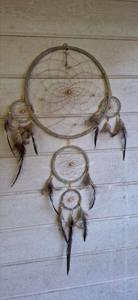 Mooie beige dromenvangers met veren en kralen, Huis en Inrichting, Woonaccessoires | Overige, Zo goed als nieuw, Ophalen of Verzenden