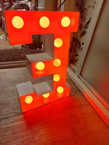 Licht letters 2x E en 2x W of M reclameletters groot beschikbaar voor biedingen