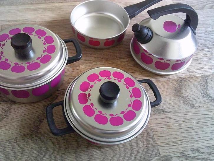 Kinderkeukentje pannensetje mini pannetjes en fluitketel, Kinderen en Baby's, Speelgoed | Speelkeukens, Gebruikt, Speelkeuken-accessoire