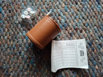 Dobbelbeker set met dobbelstenen en scoreblok beschikbaar voor biedingen