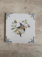 Vintage polychrome tegel met vogel, Antiek en Kunst, Antiek | Wandborden en Tegels, Ophalen of Verzenden