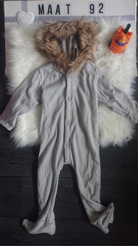 Onesie grijs bont (NIEUW) maat 92, Kinderen en Baby's, Kinderkleding | Maat 92, Nieuw, Jongen of Meisje, Setje, Ophalen of Verzenden