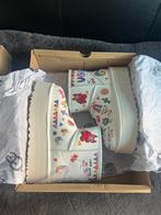 UGG Classic Mini Boot 'Humberto Cruz Pop Sketch' Maat 39, UGG, Verzenden, Wit, Lage of Enkellaarzen