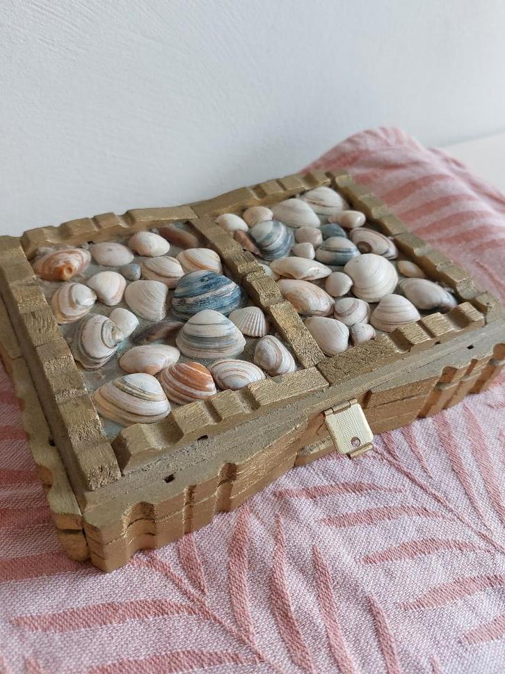 Schelpendoosje goudkleurig kistje, Antiek en Kunst, Curiosa en Brocante, Ophalen
