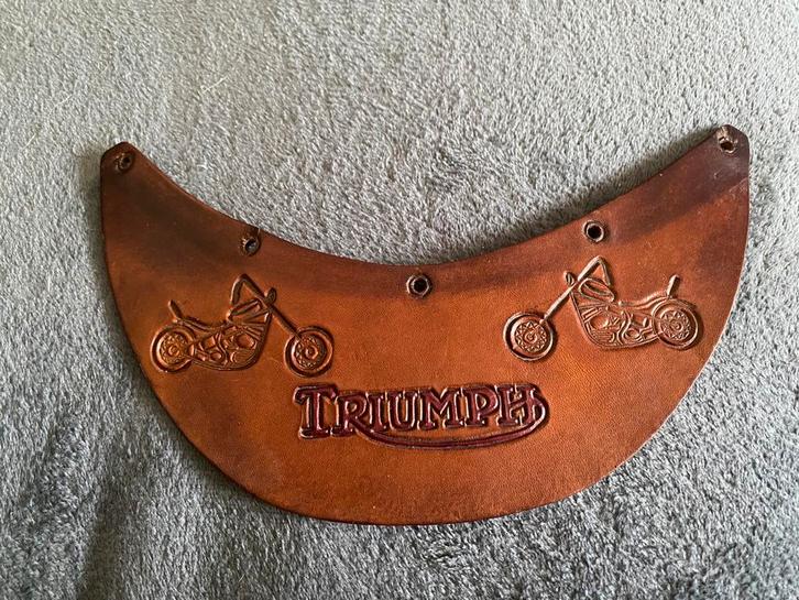 Triumph. Oude vintage leren klep voor motorhelm. Zie foto’s., Motoren, Kleding | Motorkleding, Overige typen, Dames, Heren, Kinderen