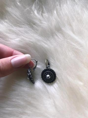 Zilveren statement oorbellen beschikbaar voor biedingen