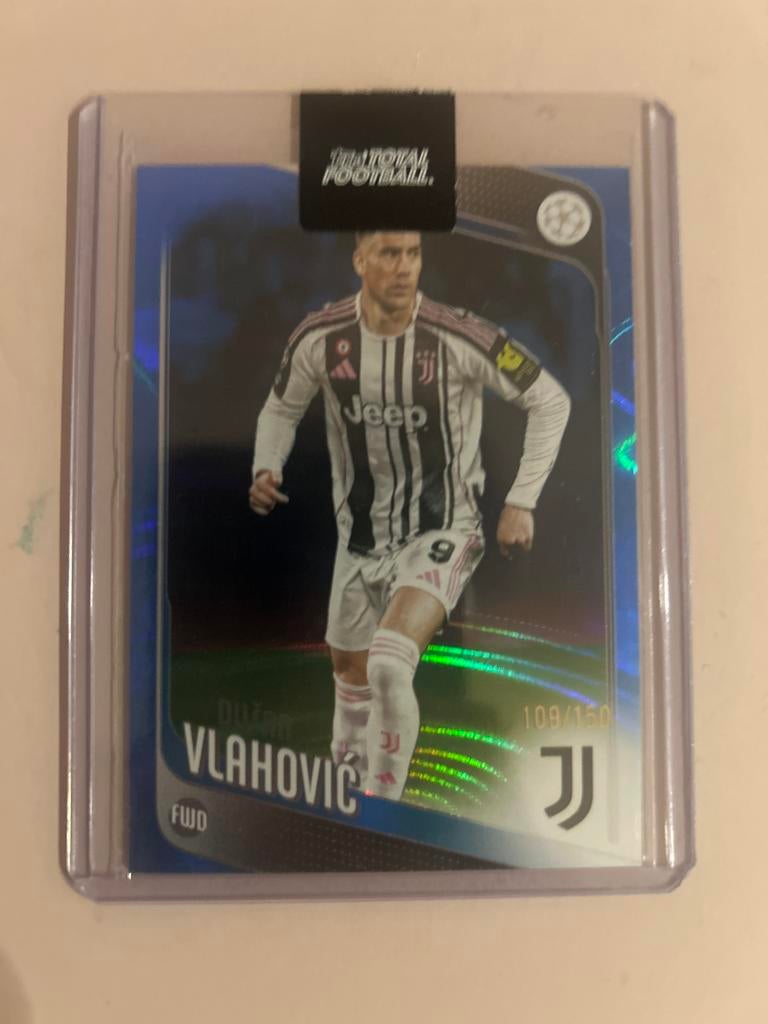 Dusan Vlahovic /150 Blue Foil Topps UCC 25-26, Ophalen of Verzenden, Nieuw, Buitenlandse clubs, Spelerskaart