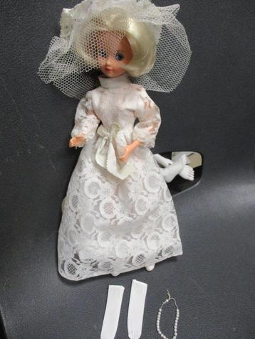 VINTAGE BARBIE/FLEUR met BRUIDS OUTFIT  beschikbaar voor biedingen