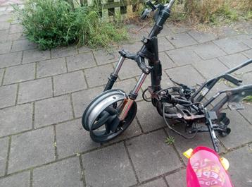Gezocht! Aprilia sr50 voorwiel as, teller meenemer en klauw beschikbaar voor biedingen