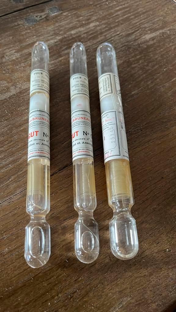 Oude volle ampullen Catgut chirurgisch hechtmateriaal, Antiek en Kunst, Antiek | Gereedschap en Instrumenten, Ophalen of Verzenden