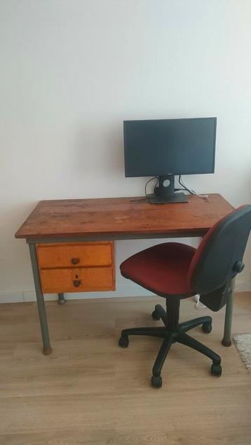 Vintage industrieel bureau zeer stevig beschikbaar voor biedingen
