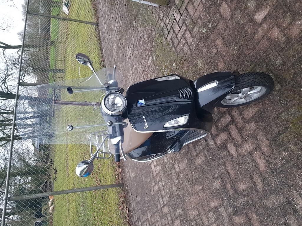 Vespa kleur zwart met bruin zadel, Piaggio, Gebruikt, Ophalen of Verzenden, Benzine