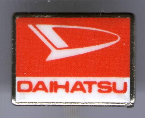 Daihatsu rood email op zilverkl auto speldje ( A_217 ), Verzamelen, Speldjes, Pins en Buttons, Zo goed als nieuw, Speldje of Pin