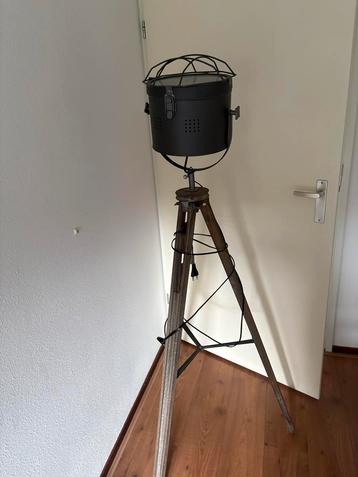 Mooie industriële vloerlamp beschikbaar voor biedingen