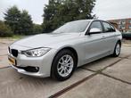 BMW 3-Serie 2.0IX 320 135KW Aut8 (f30) 2012 Grijs, Auto's, BMW, Achterwielaandrijving, 74 €/maand, 4 cilinders, Origineel Nederlands