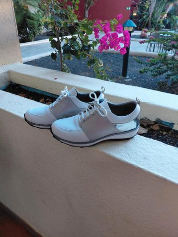 Te Koop: XSENSIBLE Sneakers,  mt 42. G-Breedte. Wit/Zilver. beschikbaar voor biedingen