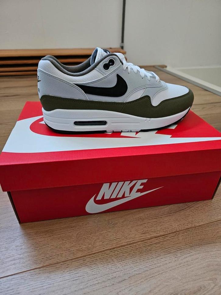 Nike Air Max 1 Medium Olive 42 DS Nieuw, Kleding | Heren, Schoenen, Nieuw, Sneakers of Gympen, Overige kleuren, Ophalen of Verzenden