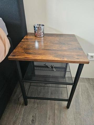 2 nachtkastjes van hout en zwart staal constructie