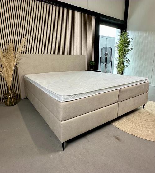 BOXSPRING + TOPPER POCKETVERING VELVET 180X200 LICHTBEIGE, Huis en Inrichting, Slaapkamer | Bedden, Nieuw, 180 cm, 200 cm, Stof