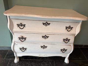 Antieke Commode (buikkast) met 3 Lades beschikbaar voor biedingen